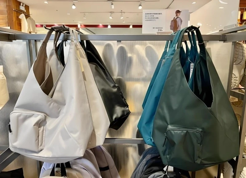 Nylon Bags vs Canvas Bags Nylon Bags vs Canvas Bags